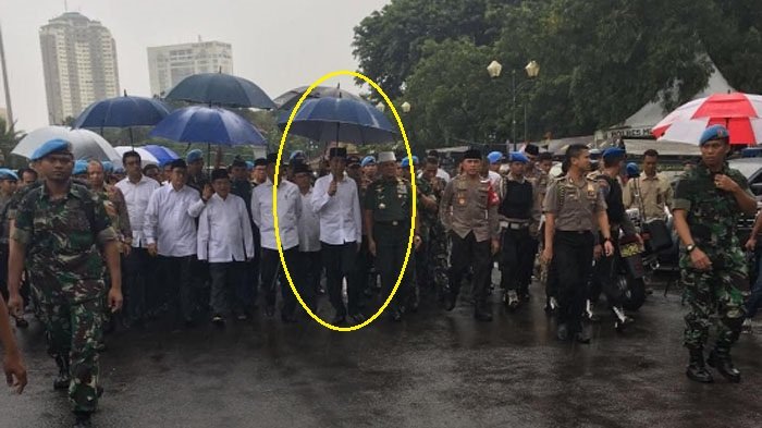 Demo 2 Desember - Monas Hujan, Jokowi Datang Dengan Bawa Payung Sendiri