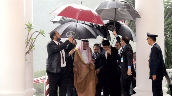 Salut, Joko Widodo Pegang Payungnya Sendiri Saat Dampingi Raja Salman di Istana Bogor!