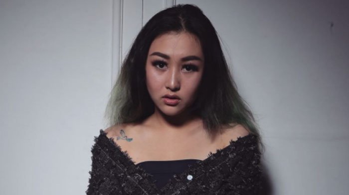 Jarang Muncul di Layar Kaca, Begini Kehidupan Kathy Indera Sekarang, Sudah Punya Gandengan Lho!