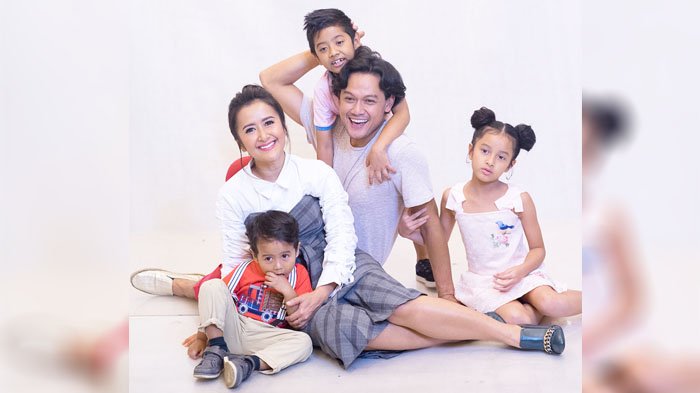 Pulang Shooting, Dwi Sasono Dapat Kenikmatan yang Tak Ternilai dari Anak dan Istrinya