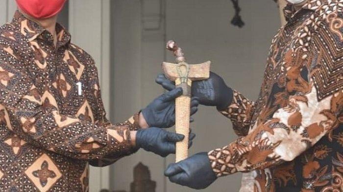 Tafsir & Arti Mimpi Keris, Diberi Keris di Dalam Mimpi Jadi Pertanda Baik Tapi Harus Tanggung Jawab