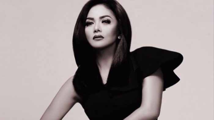 Diva Tanah Air Ini Buktikan Miliki Jam Tangan dengan Harga Termahal, Syahrini Pun Kalah!