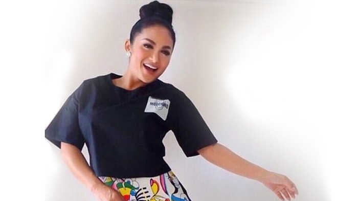 Foto Bareng Temannya, Krisdayanti Bikin Netizen Salfok Gara-Gara Bagian Tubuhnya yang Super Gede Ini