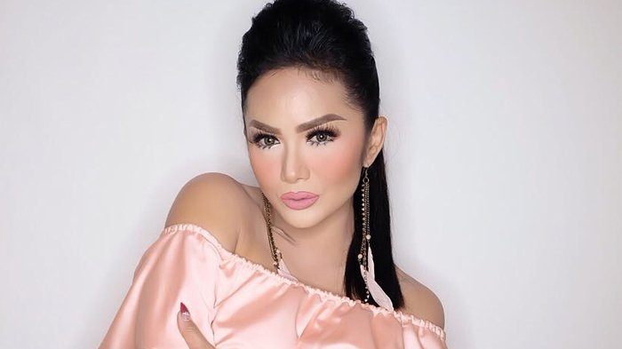 Modelnya Mirip Mainan, Intip Kacamata Krisdayanti yang Harganya Capai Rp 20 Juta!