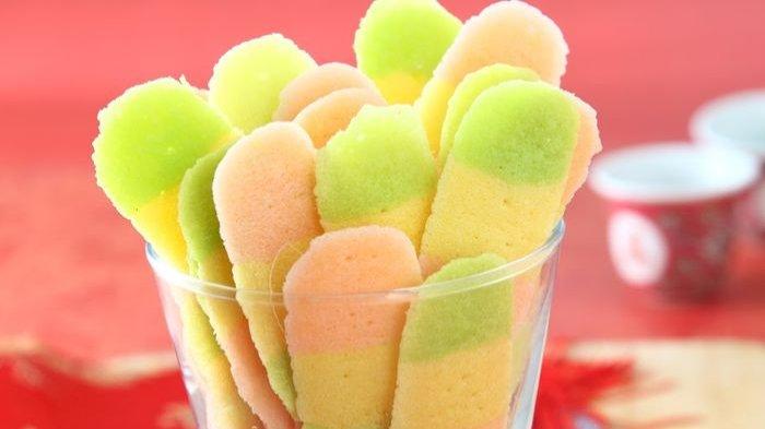 Bagi banyak keluarga di Solo dan sekitarnya, kue lidah kucing bukan sekadar camilan biasa. Kehadirannya sudah seperti “tanda” bahwa suasana Lebaran benar-benar telah tiba.
