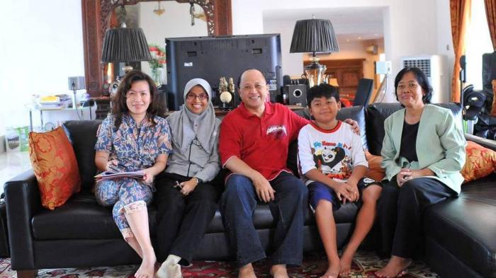 Kum Kum Unggah Foto, Netizen Salah Fokus: Kaki Bu Linna Mulus Banget, Pantes Mario Teguh Lupa Anak