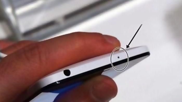 Fungsi Lubang Kecil Ponsel - Terlihat Sepele, Ternyata Sangat Berguna Saat Kondisi Ini