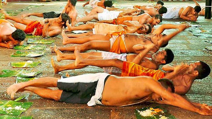 7 Tradisi India Paling Mengerikan yang Masih Dilakukan Hingga Sekarang, Ada yang Sampai Digantung!