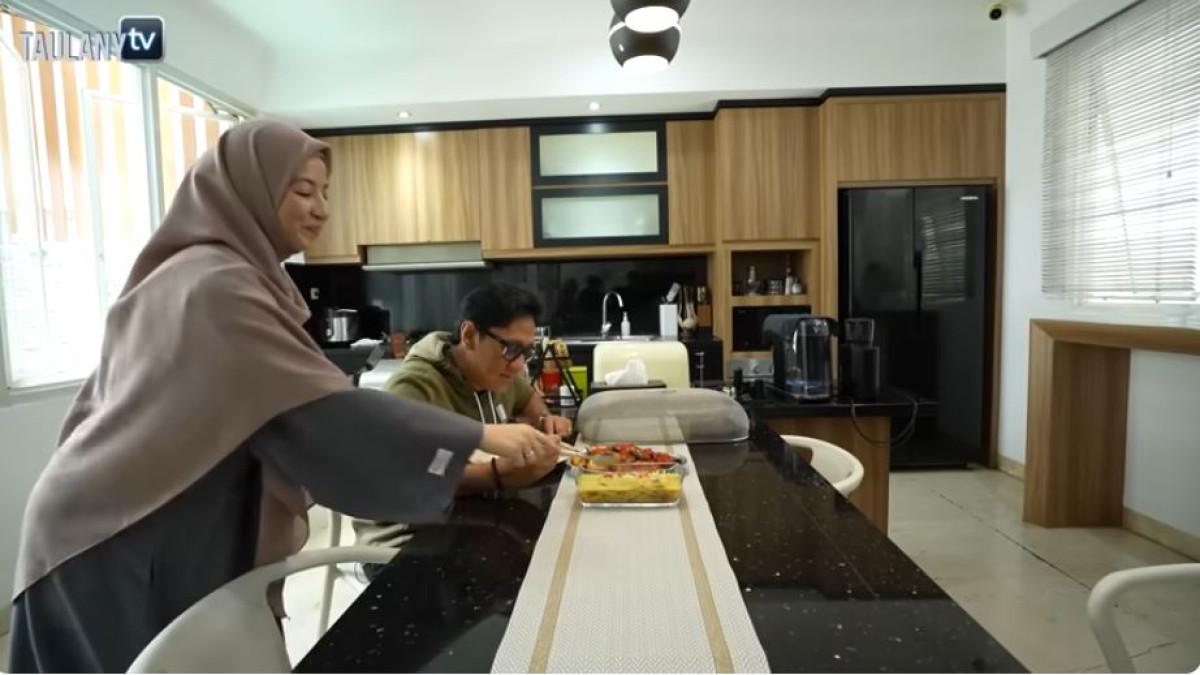 Dalam kesempatan tersebut, mantan istri Desta itu menjamu Andre Taulany dengan hidangan buatan tangannya.