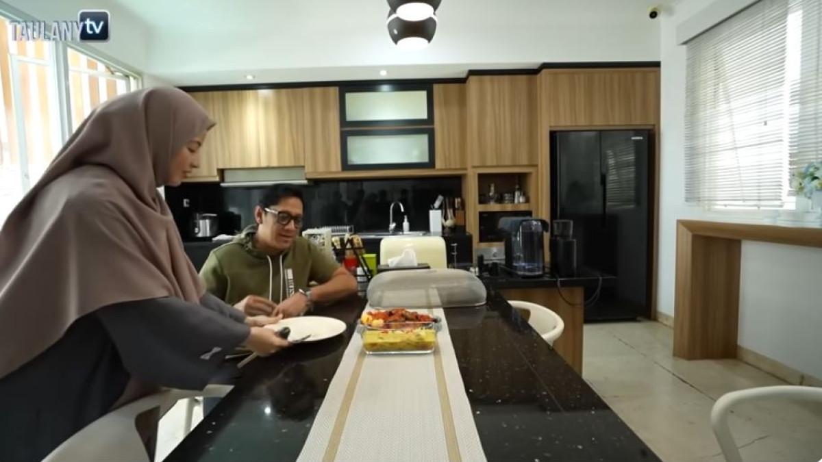 Tak hanya balado telur, rupanya ada juga tongseng daging dan asam padeh, masakan khas Minangkabau yang sangat disukai Andre Taulany.