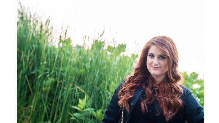 Fashion Ala Meghan Trainor - Kostum Warna Hitam Untuk Si Pemilik Badan Berisi Agar Terlihat Ramping
