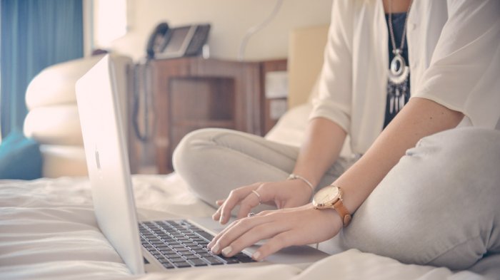 6 Kebiasaan Buruk yang Bikin Gadgetmu Cepat Bobrok, Dari Baterai Hingga LCD!