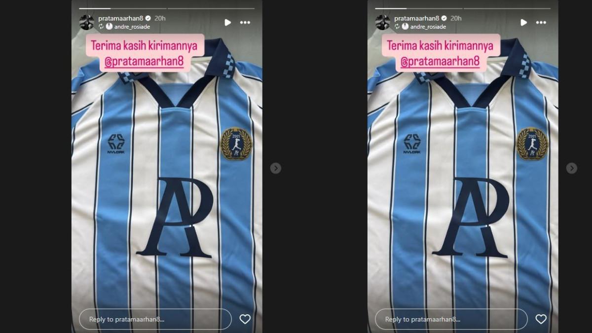 Jersey bernuansa biru putih bergaris itu dihiasi logo inisial AP serta angka 2001 yang merujuk pada tahun kelahiran Pratama Arhan.