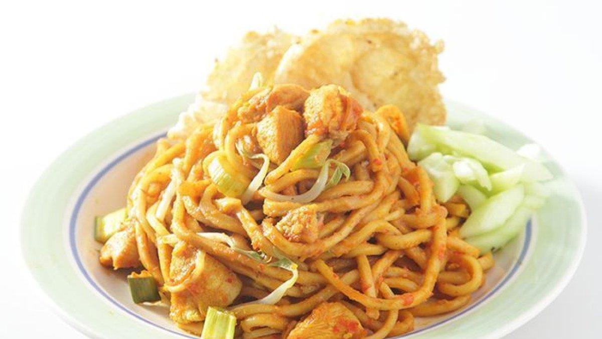 Mie Aceh, Sumatera, kuncinya diberi kecap manis dan cuka disajikan dengan mentimun dan emping goreng