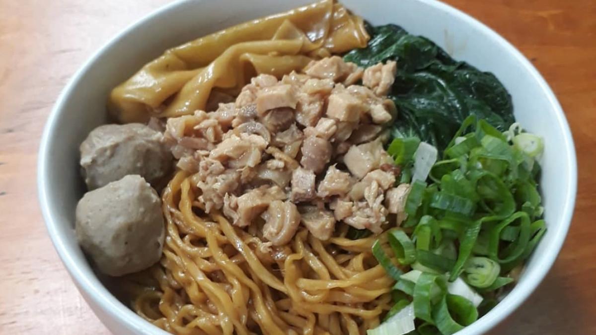 MIE KRITING - satu tempat makan favorit pekerja kantoran di kawasan Sudirman Jakarta Pusat yang layak masuk daftar kunjungan.