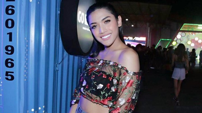 Triple M! Nonton DWP, Millendaru Diapit 2 Aktor Ganteng Ini, Greget!