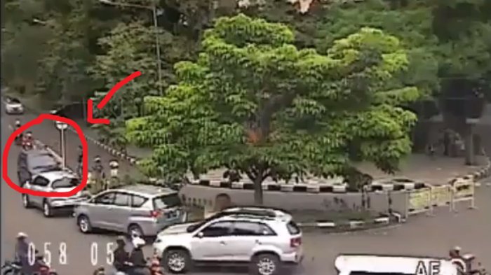Melawan Arus Pengendara Mobil dan Motor ini Dipaksa Mundur, Lihat Videonya Bakalan Bikin Ngakak!