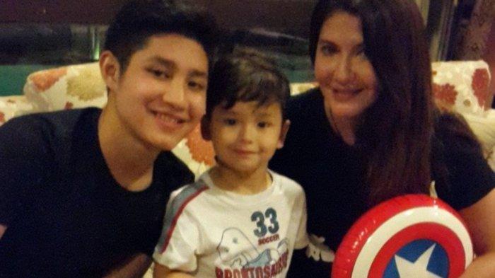 MOMEN HANGAT KELUARGA - Tamara Bleszynski terlihat menghabiskan waktu makan bersama putranya Teuku Rassya dan Kenzou dalam unggahan Instagram pada Selasa (14/4/2026), sebagai respons atas isu ketidakhadirannya di akad nikah sang anak di Hotel Raffles Jakarta.