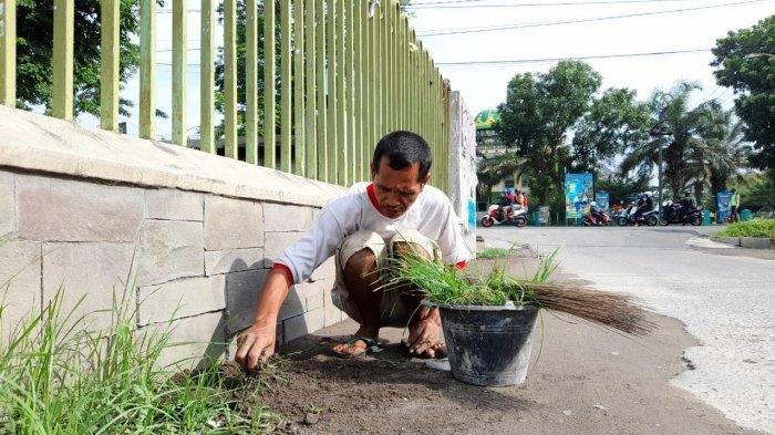 VIRAL Mulyadi Pemulung yang Perbaiki Jalan Pakai Uang Pribadi, Hatinya Tergerak Gara-gara Hal Ini
