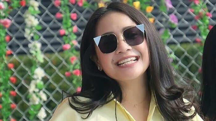 Dagu Terangkat dan Wajah Tanpa Senyum, Nagita Pose Garang di Pemotratan Ini