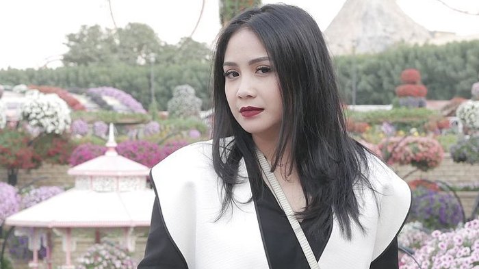 Nagita Slavina Tampil Cantik Banget dengan Glowing Makeup Bak Anak Gadis