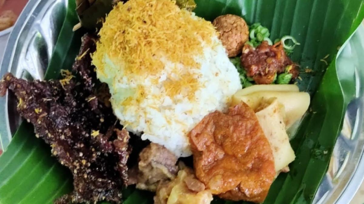 NASI PUNEL - Seporsi nasi punel di Depot Nasi Punel Setia Budi Bangil, Pasuruan untuk makan siang.