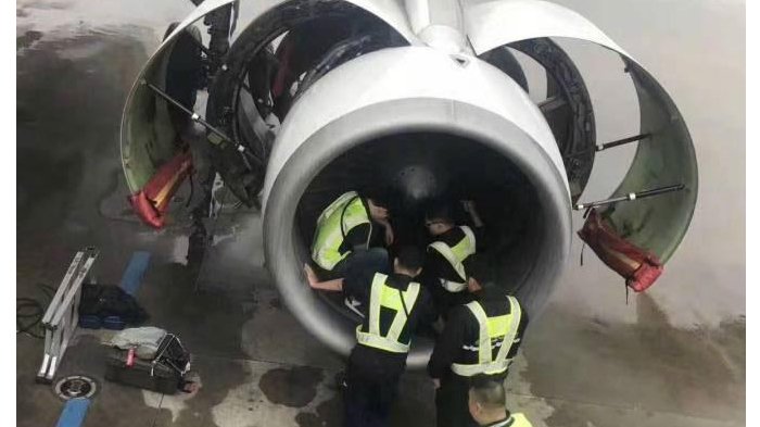 Penerbangan Ditunda 5 Jam Karena Nenek Ini Lempar Koin ke Mesin Jet Pesawat Demi Keberuntungan