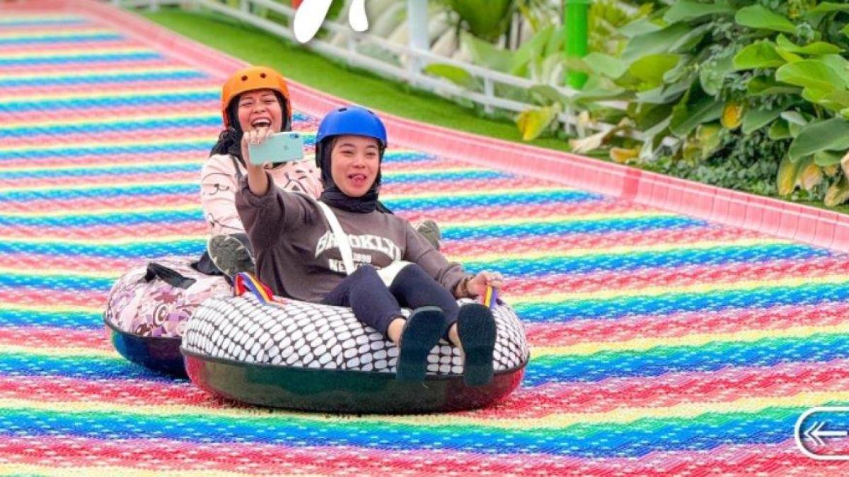 TAMAN BUNGA CELOSIA - Wahana Rainbow Slide di Taman Bunga Celosia.