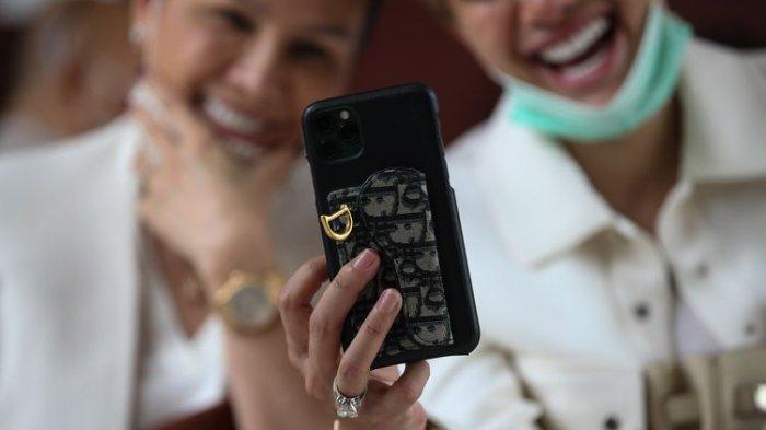 Artis Nikita Mirzani saat menunggu persidangan di Pengadilan Negeri Jakarta Selatan, Rabu (15/7/2020). NIkita menjalani sidang putusan atas dugaan penganiayan kepada mantan suaminya Dipo Latief. 
