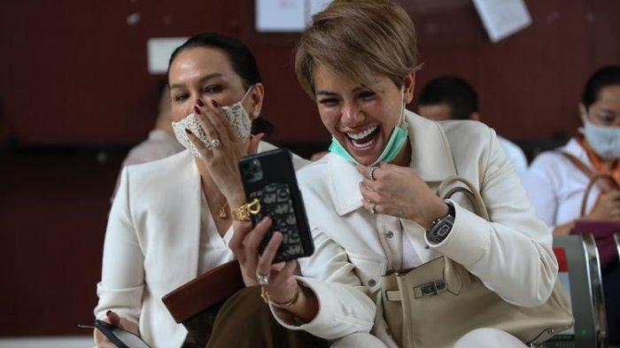 Artis Nikita Mirzani saat menunggu persidangan di Pengadilan Negeri Jakarta Selatan, Rabu (15/7/2020). NIkita menjalani sidang putusan atas dugaan penganiayan kepada mantan suaminya Dipo Latief. 