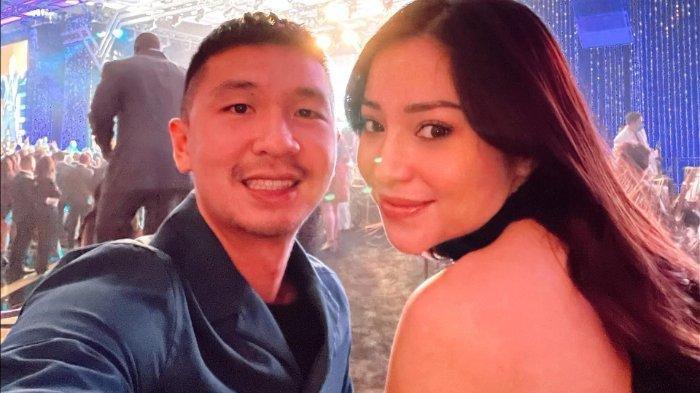Indra Priawan bangga ketika ia mampu memenuhi seluruh kebutuhan sang istri dari hasil kerja kerasnya sendiri.