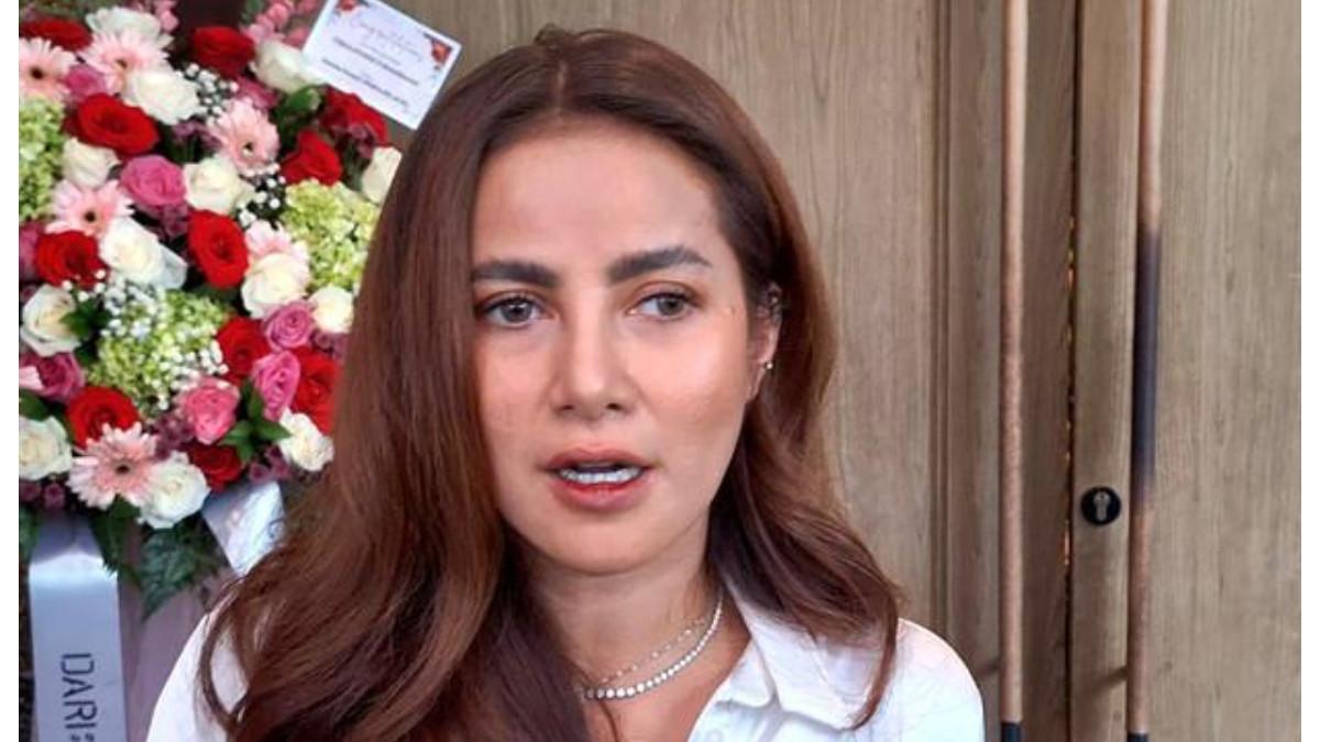 Suasana haru menyelimuti rumah duka Olla Ramlan. Nia Ramadhani dan Shireen Sungkar datang beri dukungan di tengah duka mendalam.