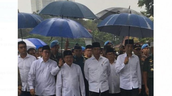 Payung Jokowi Saat Dipakai Temui Ribuan Demonstran di Monas Mendadak Jadi Obrolan, Ini Sebabnya