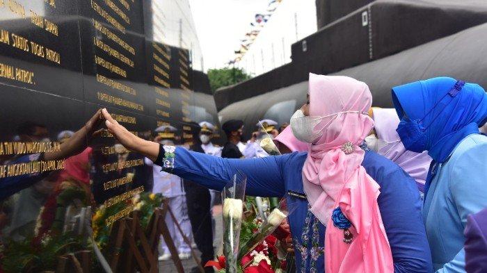 Pecah Tangis Para Istri Prajurit Saat Peresmian Monumen KRI Nanggala 402: 'Kuat Itu Dusta'
