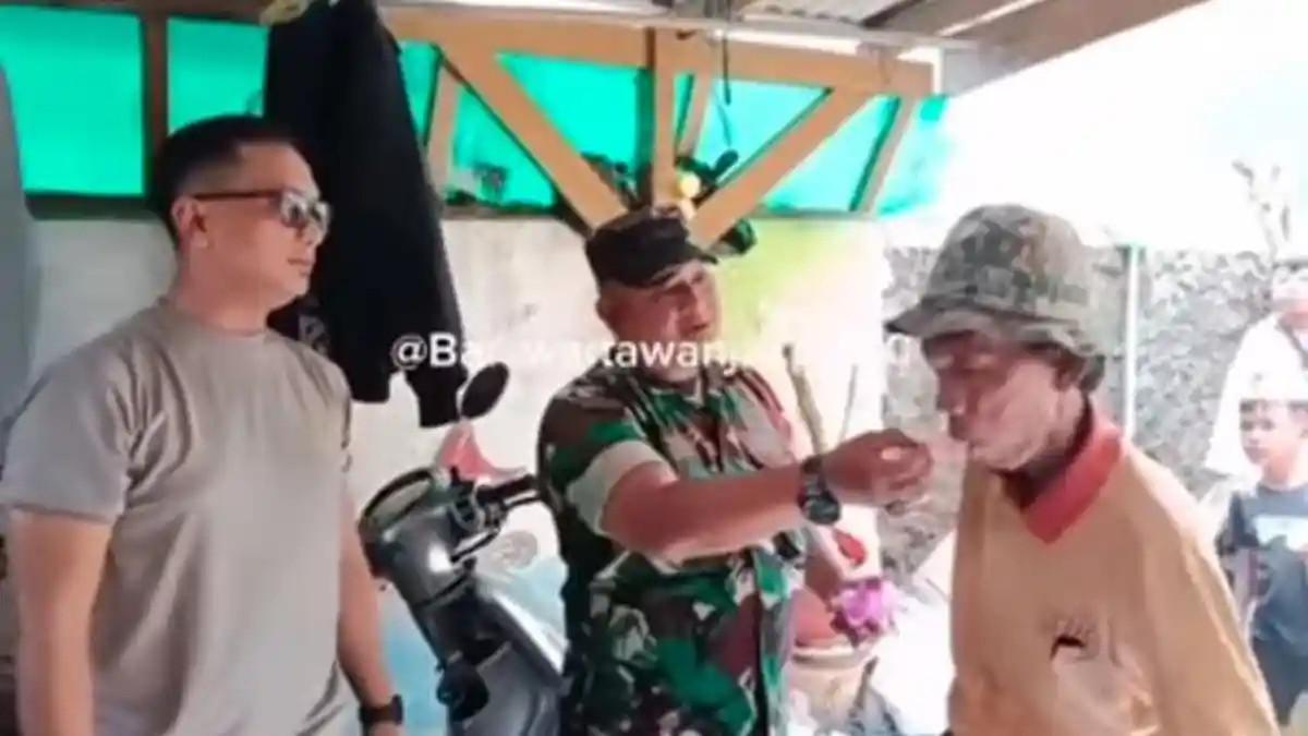Video viral memperlihatkan dua pria berseragam TNI dan Polri menuding pedagang es gabus di Kemayoran, Jakarta Pusat, menjual produk berbahan spons.