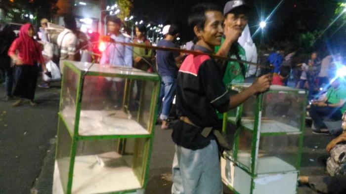 Foto Para Pedagang yang Laris Manis Saat Demo, Sisi Lain Berkah Aksi Damai 4 November