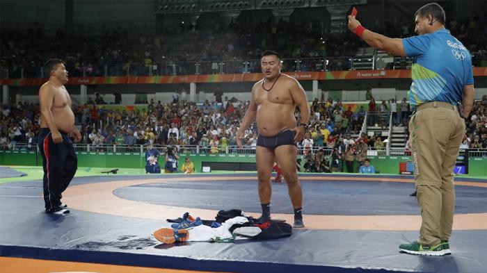 Olimpiade Rio 2016 - Tak Terima Keputusan Wasit, Pelatih Ini Ngamuk Sambil Telanjang!