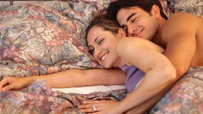 Nggak Banyak yang Tahu, Ternyata Ini Manfaat Tidur Sembari Dipeluk dari Belakang!