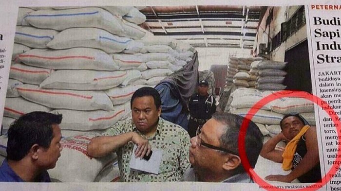 Woles Abis! Coba Amati Tingkah Bapak-Bapak Satu ini Saat Berada di Dekat Menteri, Kayak di Pantai!