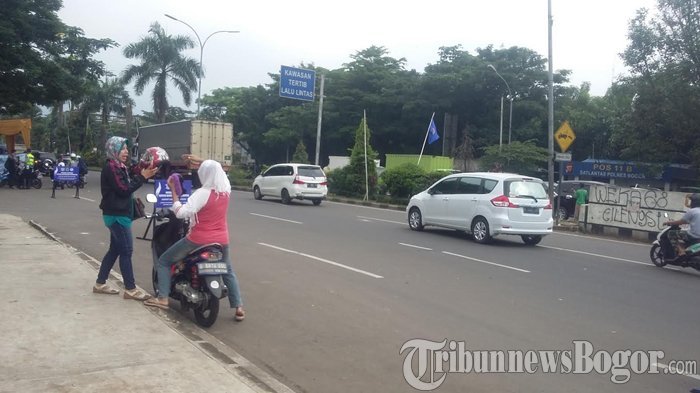 Dua Wanita Nekat Buka Ini Saat Razia, Alasannya Biar Gak Ditilang, Padahal Maksud Polisi Bukan Gitu
