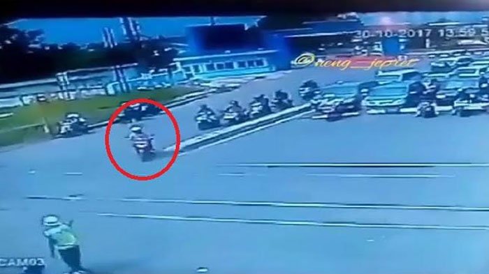Miris! Pengendara Ini Nekat Melaju Setelah Sebuah Kereta Sudah Lewat, Ternyata Habis Itu. . .