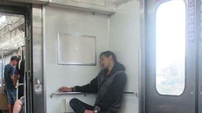 Penumpang Kereta yang Tertidur Pulas Ini Dibilang Punya Darah Dragonbol, Kok Bisa?