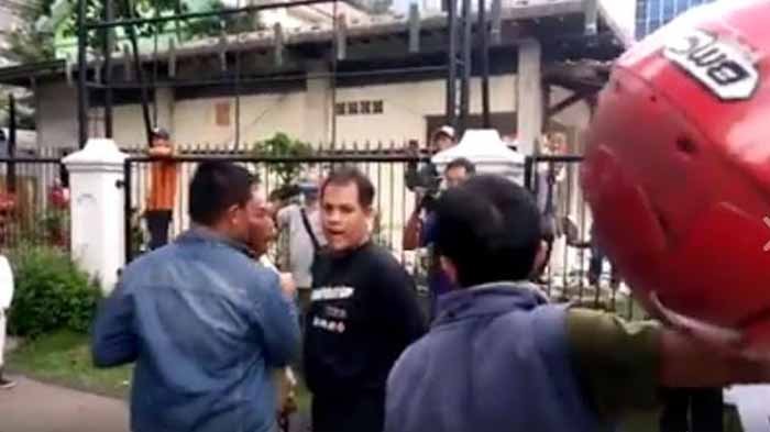 Miris, Diperingatkan Tak Boleh Lewati Trotoar, Dua Pria Ini Ngamuk dan Lakukan Tindakan Tak Pantas