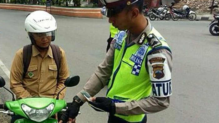 Polisi Unggah Foto Razia Sepeda Motor, Netizen Salah Fokus Lihat Plat Nomornya, Ngakak Sob!