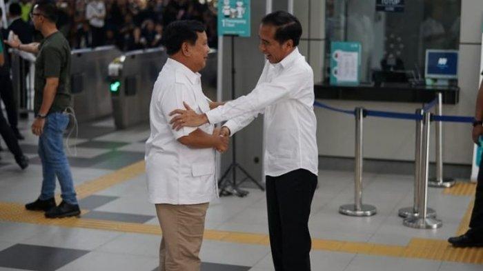 Kompak Harmonis! Peluk, Jabat Tangan hingga Lempar Senyum, Momen Pertemuan Jokowi-Prabowo di MRT