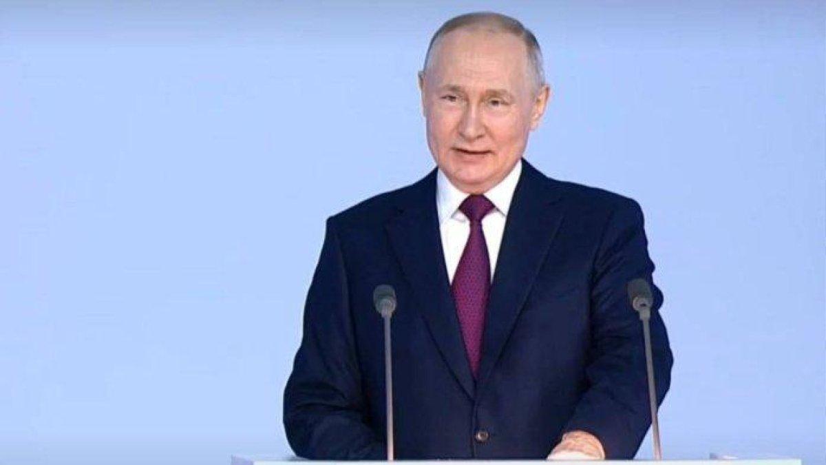 Presiden Rusia Vladimir Putin saat menyampaikan pidato kenegaraan di ibu kota Rusia, Moskow, pada hari ini, Selasa (21/2/2023).