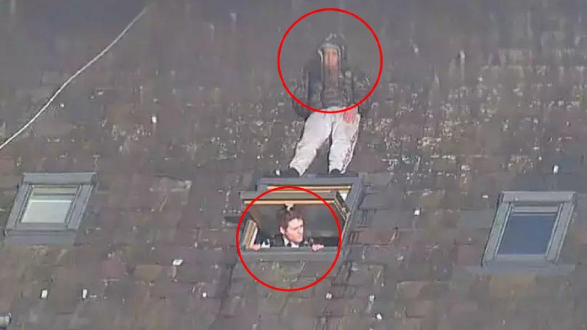 VIRAL Pria Bersembunyi di Atas Jendela Atap saat Digerebek Polisi, Ketahuan Tanam Ganja di Rumah