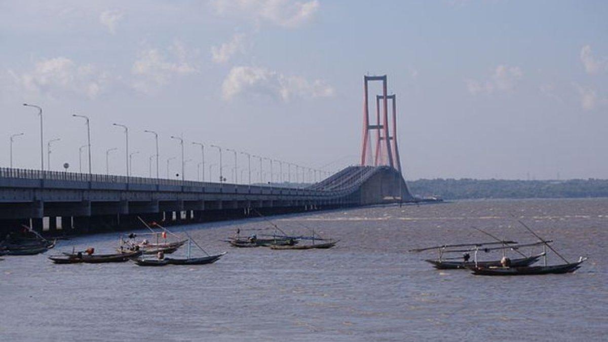 'BYURRR' Seorang Pria Nekat Akhiri Hidup, Lompat dari Jembatan Suramadu, Kini Belum Ditemukan