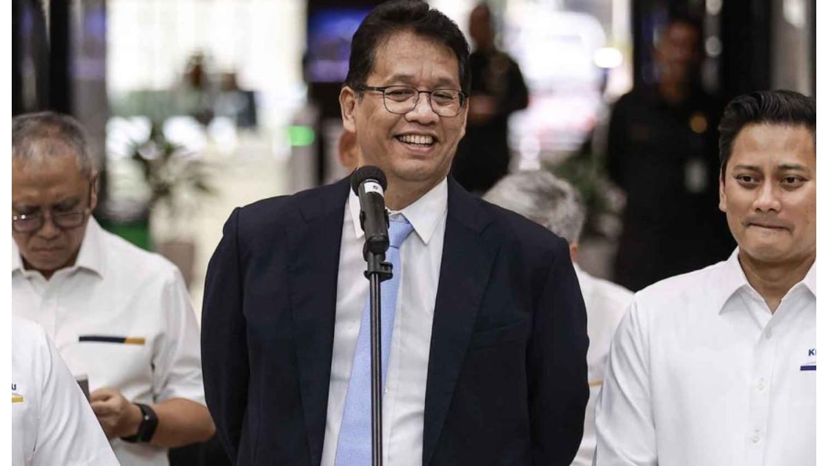 Produsen lokal mengirimkan karangan bunga ke Menkeu Purbaya sebagai bentuk protes atas penggunaan food tray impor dalam program MBG.