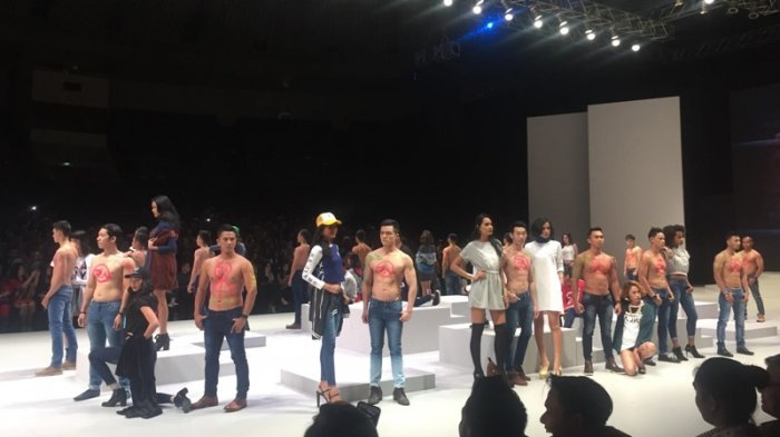 Cita-cita Berbadan Bagus, Begini Cara Raffi Unjuk Gigi Saat Pameran Indonesia Fashion Week